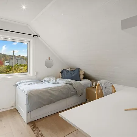 A Beautiful 3-bedroom With Stunning Views And Free Parking برغن