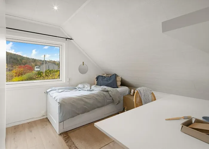 A Beautiful 3-bedroom With Stunning Views And Free Parking Bergen