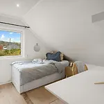 A Beautiful 3-bedroom With Stunning Views And Free Parking Bergen