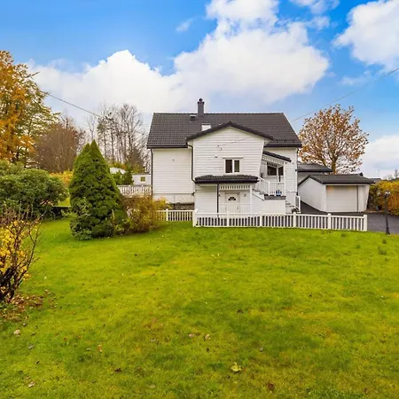 Apartment A Beautiful 3-bedroom With Stunning Views And Free Parking *