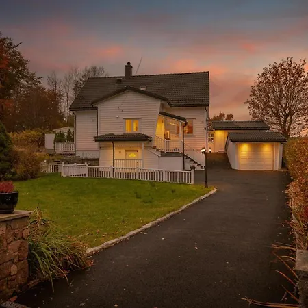 A Beautiful 3-bedroom With Stunning Views And Free Parking Apartment