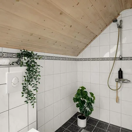 Apartment A Beautiful 3-bedroom With Stunning Views And Free Parking *