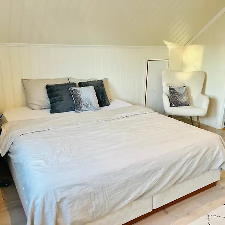 Apartment A Beautiful 3-bedroom With Stunning Views And Free Parking *