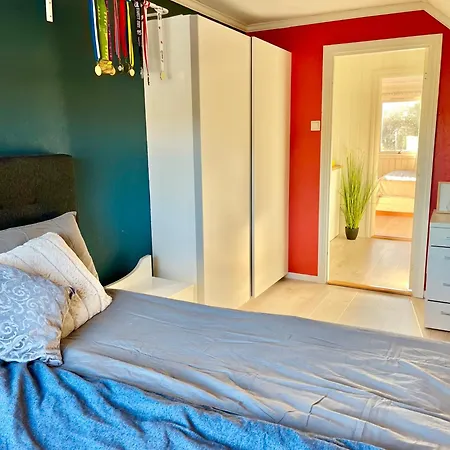 Apartment A Beautiful 3-bedroom With Stunning Views And Free Parking *