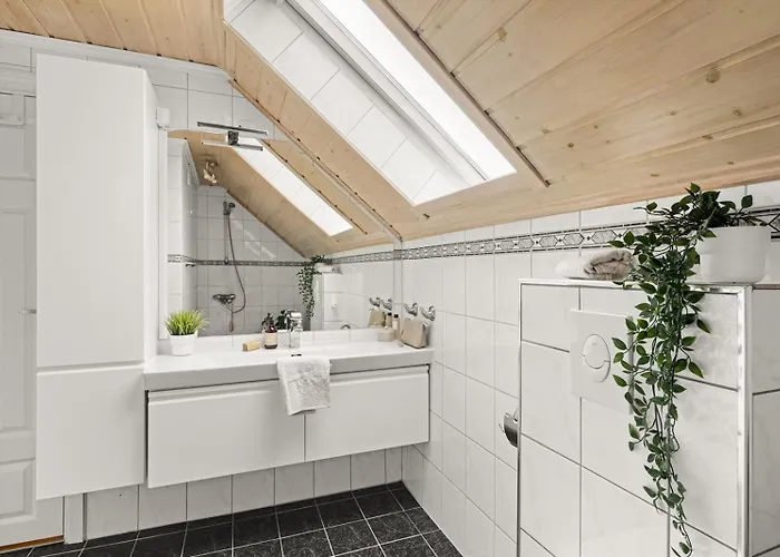 A Beautiful 3-bedroom With Stunning Views And Free Parking Appartement Bergen