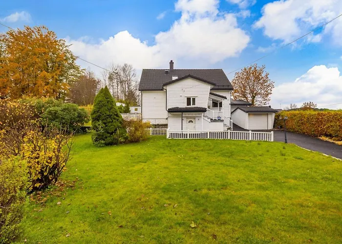 Apartment A Beautiful 3-bedroom With Stunning Views And Free Parking *