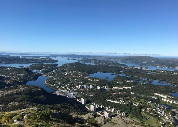 A Beautiful 3-bedroom With Stunning Views And Free Parking Leilighet Bergen